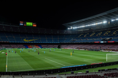 El Camp Nou va acollir ahir el primer partit després de l’aturada per culpa del coronavirus amb les grades completament buides.