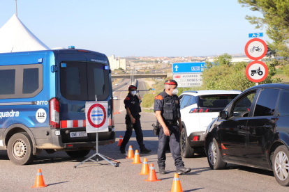 Controls policials el juliol passat després de decretar-se el confinament perimetral del Segrià.