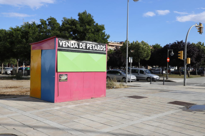 Clientas ayer en la tienda Pirotecnia Ramonina, en el barrio de La Bordeta de Lleida. 