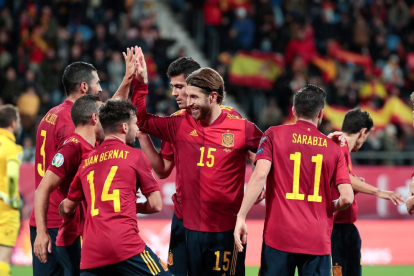 Los jugadores españoles se felicitan tras anotar uno de los siete goles que endosaron a Malta.