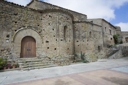 Imagen de la cabecera de Sant Pere de Talteüll, con la singularidad de los dos ábsides junto a la puerta.