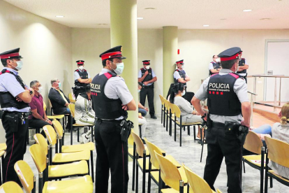 Los acusados, esposados y con mascarilla, custodiados ayer por una docena de agentes en la Audiencia. 