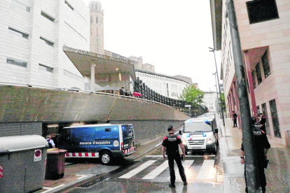 Los acusados, esposados y con mascarilla, custodiados ayer por una docena de agentes en la Audiencia. 