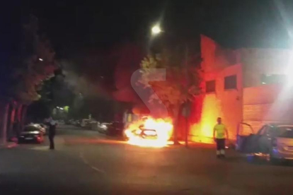 L'incendi dels dos vehicles a l'avinguda d'Alacant de Lleida.