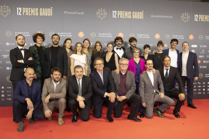 El equipo de ‘Els dies que vindran’ posa en la alfombra roja antes de la entrega de premios del cine catalán. 