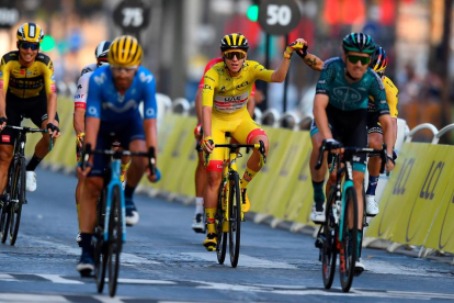 La última jornada del Tour de Francia fue un homenaje al joven ganador, Tadej Pogacar.