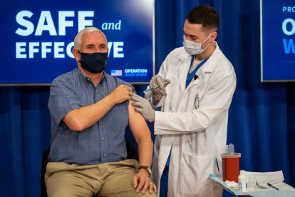 El vicepresident sortint dels EUA, Mike Pence, es va vacunar ahir.