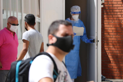 Una sanitària amb una llista de pacients a les portes del CAP Sant Pere de Reus, habilitat per practicar tests massius, ahir.