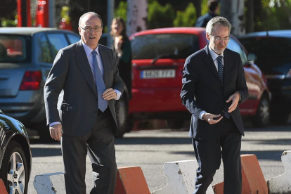 El exgobernador del Banco de España, Luis María Linde, a su llegada a la Audiencia Nacional ayer.