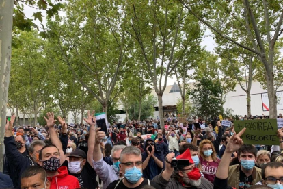 Mobilitzacions ahir davant de l’Assemblea de Madrid contra les noves restriccions.