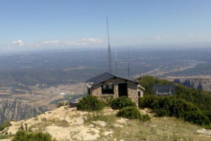 Vista de la torre de vigilancia forestal del Coscollet, en Peramola. 