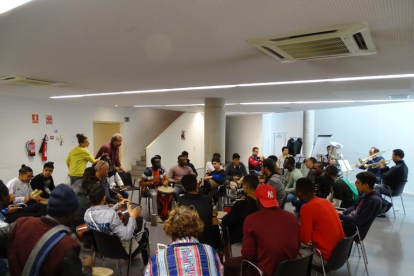 ‘Percusionistas’ ensayando, ayer en el Centre cívic de l’Ereta.