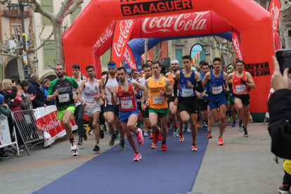 Moment de la sortida en una jornada que va reunir a Balaguer uns 600 atletes.