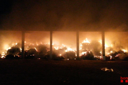 Imagen del incendio en el pajar de Tornabous.