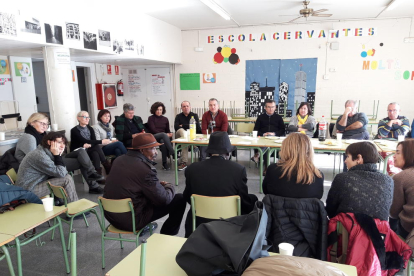 Una veintena de personas visitaron el barrio y participaron en diálogo en la Escola Cervantes. 
