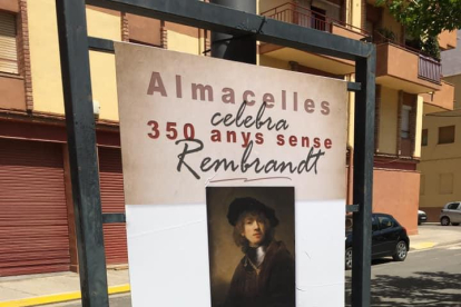 Uno de los plafones urbanos en Almacelles dedicados al artista.