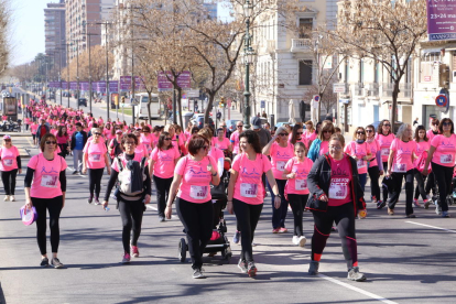Imatge de la Cursa de la Dona de Lleida, solidària contra el càncer de mama.