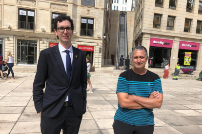 El denunciante, Carlos Garcia, con su abogado, Marc Solanes, en las puertas del juzgado de Lleida