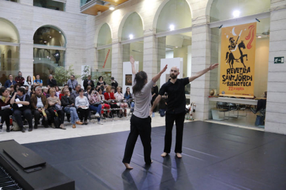 Obra de dansa basada en la novel·la de Pep Coll ‘Dos taüts negres i dos de blancs’, a Lleida el 2015.