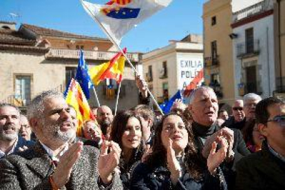 Arrimadas avisa desde el pueblo de Puigdemont que Sánchez pactará un indulto