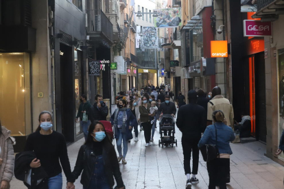Imatge de ciutadans a l’Eix Comercial de Lleida.