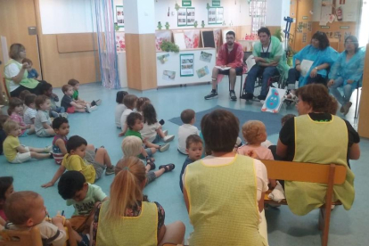 Lectura de “La Gota Lota” por parte del grupo de cuentacuentos de Aspid, ayer en Balaguer.