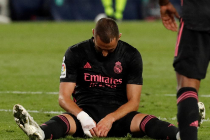 Karim Benzema es lamenta després de fallar una ocasió durant el partit contra la Reial Societat.
