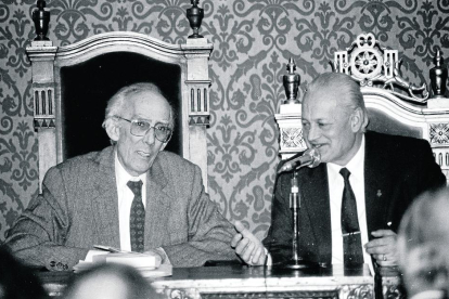 Al costat del seu amic Joan Salat l’abril del 1991, quan va ser nomenat fill predilecte de Cervera.