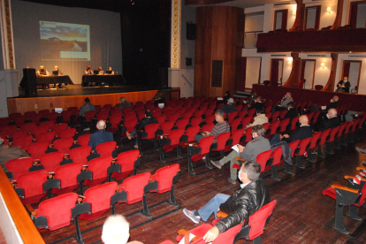 La asamblea se llevó a cabo de forma excepcional en el teatro L’Amistat. 