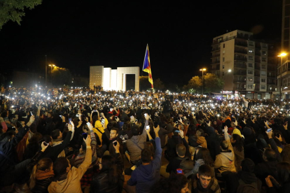 Imatge de la concentració inicial a la plaça Europa, que va congregar unes 2.000 persones que van projectar llums amb els mòbils.