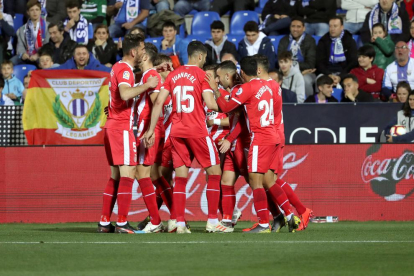 Los jugadores del Girona celebran el primer tanto de Portu.