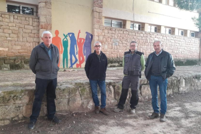 Jaume Estradé, Santi Borch, Jordi Estradé y Zacaries Sobrepere delante de la escuela.