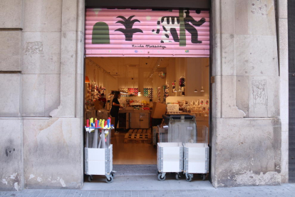 Una de las tiendas que levantó ayer la persiana en Barcelona, en una imagen inédita desde marzo.