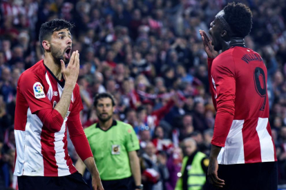 Els jugadors de l’Athletic Kenan Kodro i Iñaki Williams celebren el segon gol de l’equip basc.