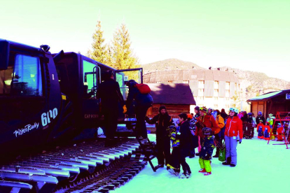Esquiadors fent cua ahir a Espot per pujar a les màquines trepitjaneu que donen accés a les pistes.
