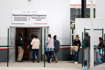 Un grup de migrants arriba a sol·licitar la visa humanitària a l’oficina fronterera de Tijuana.