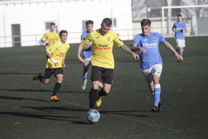 Un jugador del Mollerussa porta la pilota perseguit per un altre del Lleida B, ahir durant el partit a Gardeny.