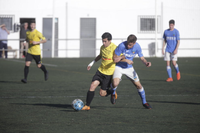 Un jugador del Mollerussa porta la pilota perseguit per un altre del Lleida B, ahir durant el partit a Gardeny.