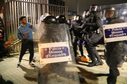 Aldarulls i barricades a l'entorn del Camp Nou