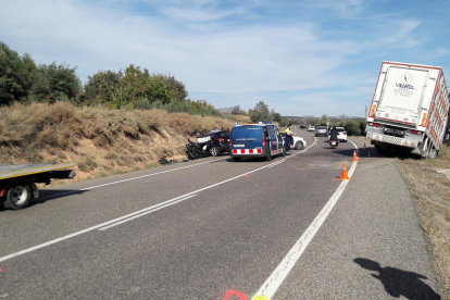 El accidente se registró en el kilómetro 33 de la C-26, en La Sentiu de Sió, poco antes de las dos del mediodía. 