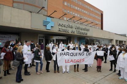 Mig centenar d’empleats van protestar ahir a les portes de l’hospital.