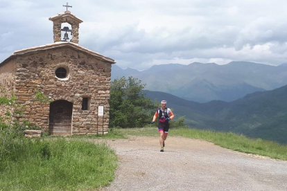 Pep Vega pasando junto a la ermita de Sant Salvador (Alta Ribagorça) durante su recorrido.