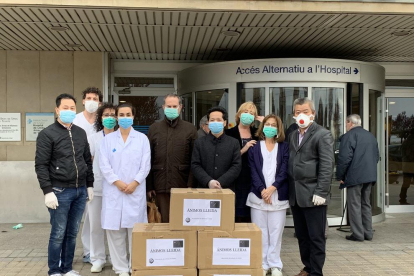 Solidaridad  -  La Asociación de Paisanos Chinos en Lleida entregó ayer al hospital Arnau de Vilanova 10.000 mascarillas para el personal sanitario. El sábado entregó 2.000 a los Mossos y la Urbana. “Queremos que los que están en primera lí ...
