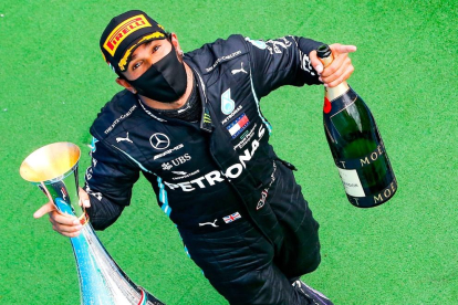 Lewis Hamilton al celebrar la victòria, ahir al circuit d’Hungaroring.