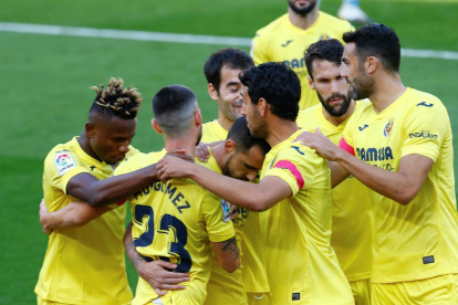 Los futbolistas del Villarreal celebran el primer gol de Alcácer.