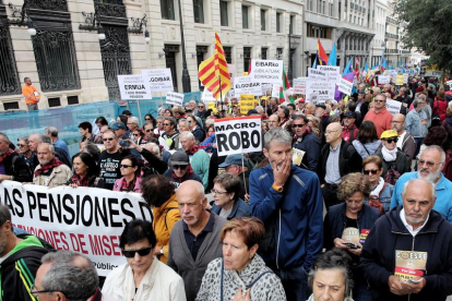 Algunos de los asistentes a la manifestación en defensa de las pensiones en su recorrido hasta la Puerta del Sol de Madrid.