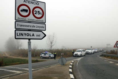 Controles policiales en los accesos de Linyola, con más de 150 casos de covid-19