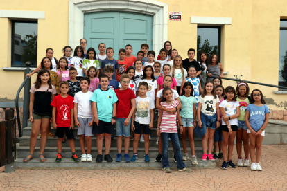 Foto de familia de los menores que han participado en la Bibliocursa de Alpicat. 
