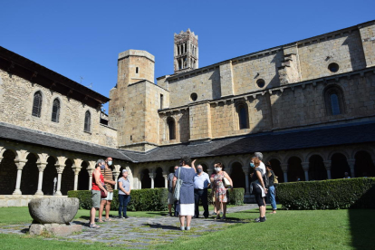 Visitantes en el interior de la Catedral de Santa Maria d’Urgell, uno de los principales atractivos turísticos de la capital del Alt Urgell.