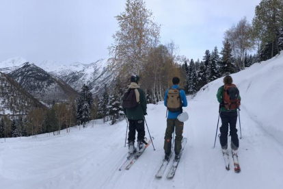 Membres del Club d’Esquí de Bellver de Cerdanya van entrenar-se ahir a l’estació de Lles.